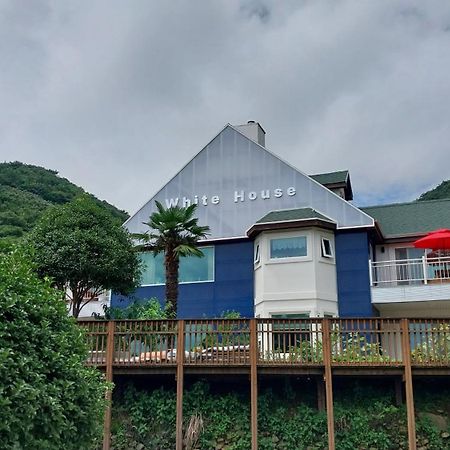 Hotel White House à Namhae Extérieur photo